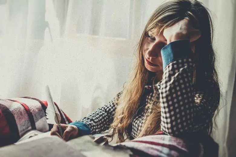 Donna che soffre di evidenti effetti dello stress cronico | Agocap