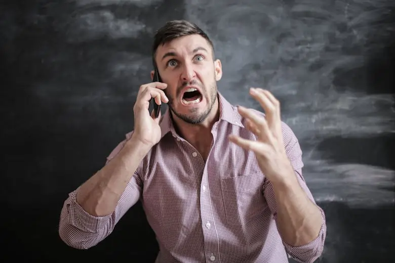Uomo che reagisce in maniera sproporzionata e rabbiosa a un piccolo problema quotidiano, è uno dei sintomi dello stress cronico | Agocap